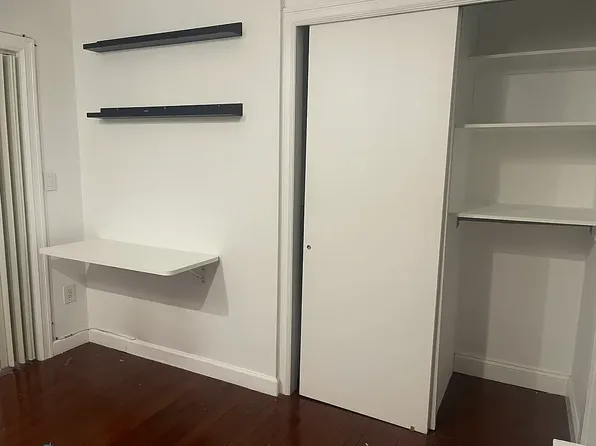207 E 21st St #1B, New York, NY 10010