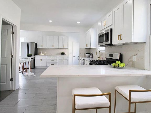 3rd image of 733 Irving Pl Floor 1