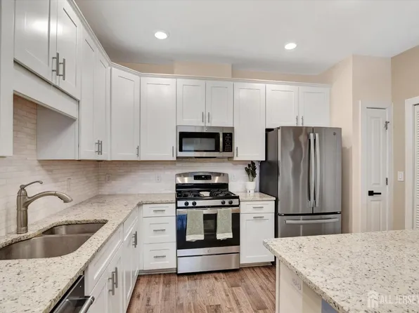 715 Stiller Ln, Monroe Township, NJ 08831