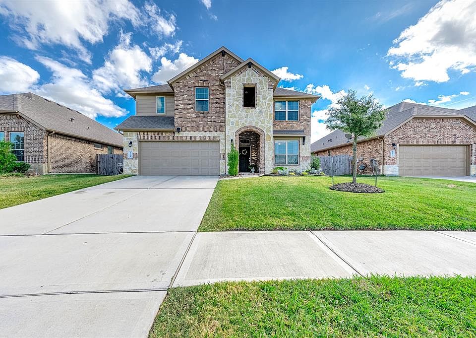 Welcome home to 6210 Blue Coast Lane! Located in the Water Crest on Lake Conroe community, zoned to Willis ISD. This home has great curb appeal with beautiful lush landscaping and a well-manicured front lawn.