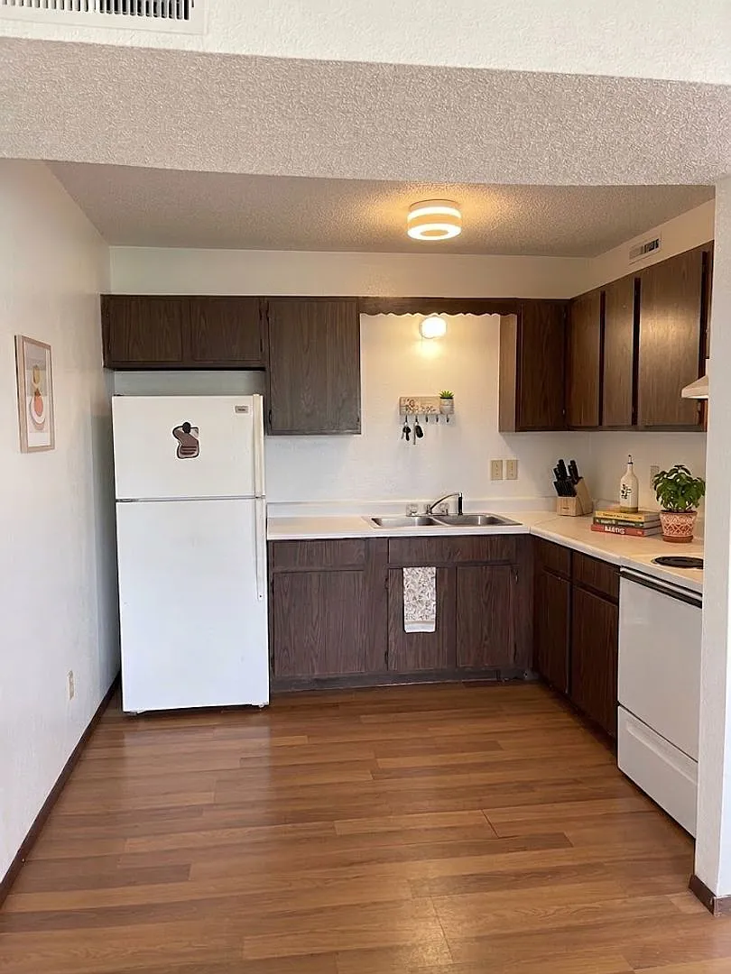 1220 Meadow Ln — Photo 1