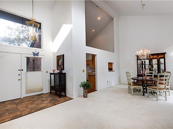 3rd image of 7 Stratford Ct