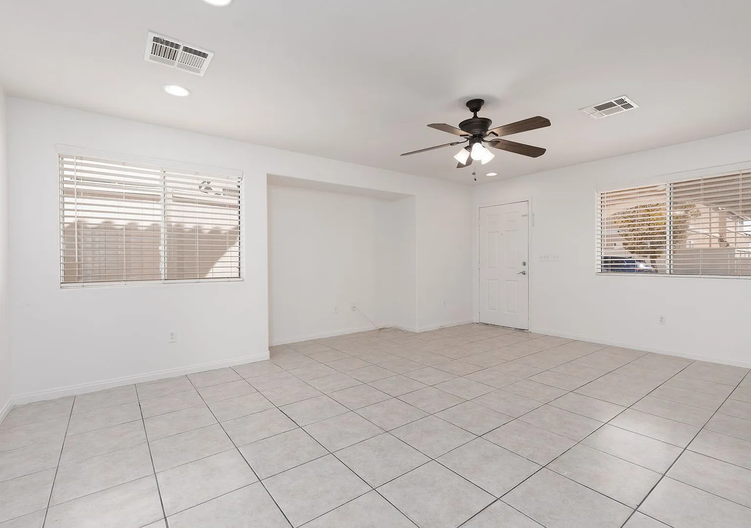 Great price for NW 3 br home with new carpet . — Photo 4