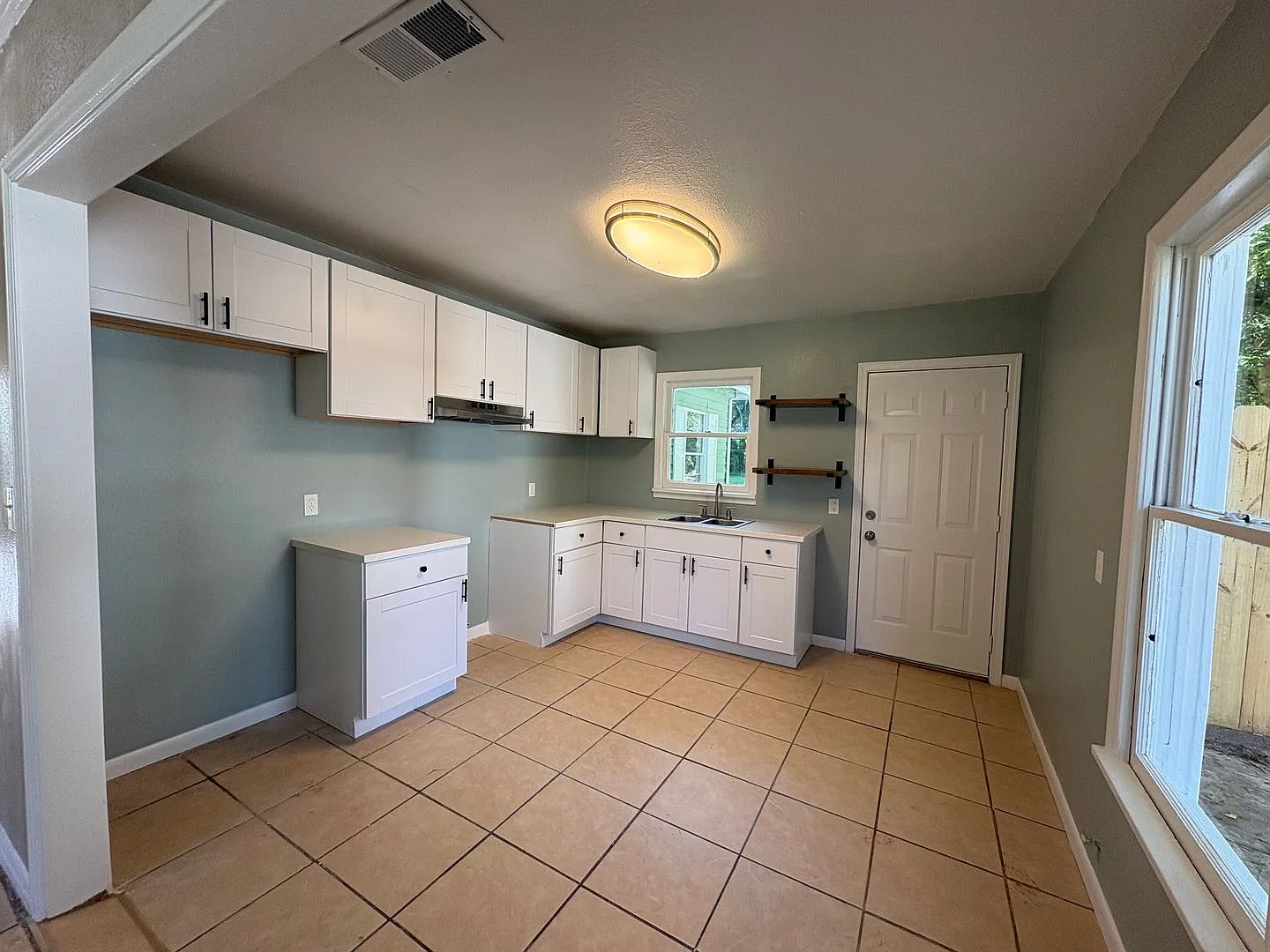Beautiful 3 bedroom/1 bath fully remodeled home with Central Air & Heat. — Photo 4
