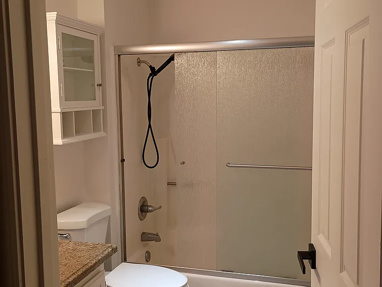 Guest bathroom (shared by the two available bedrooms).