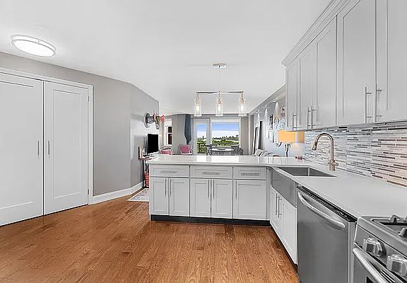 2nd image of 5900 Arlington Ave APT 8R
