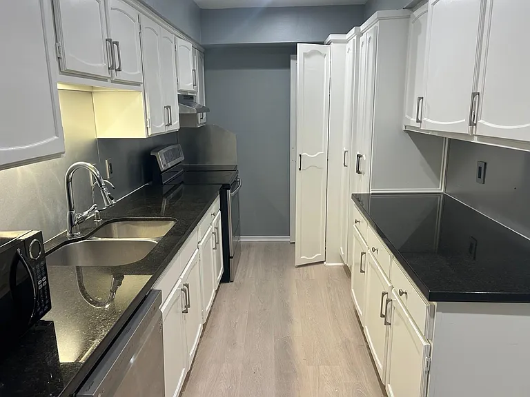 359 N Post Oak Ln #121 — Photo 8