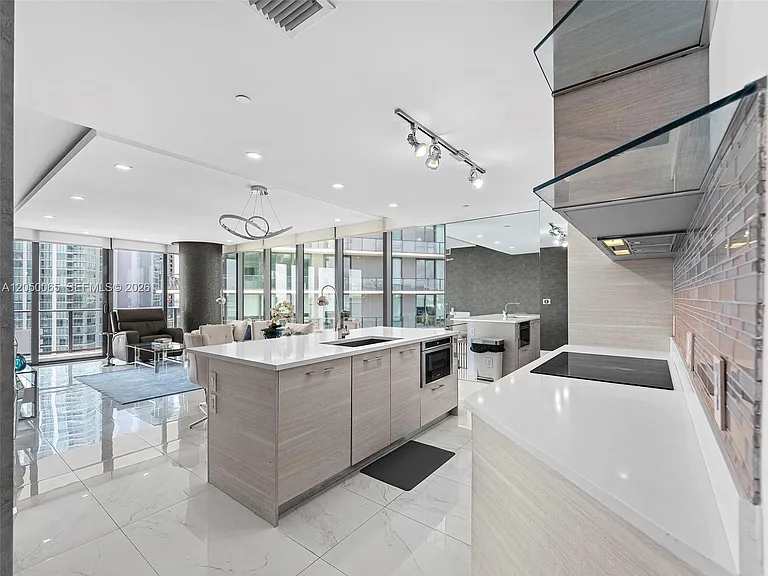 650 NE 32nd St #1201 — Photo 3