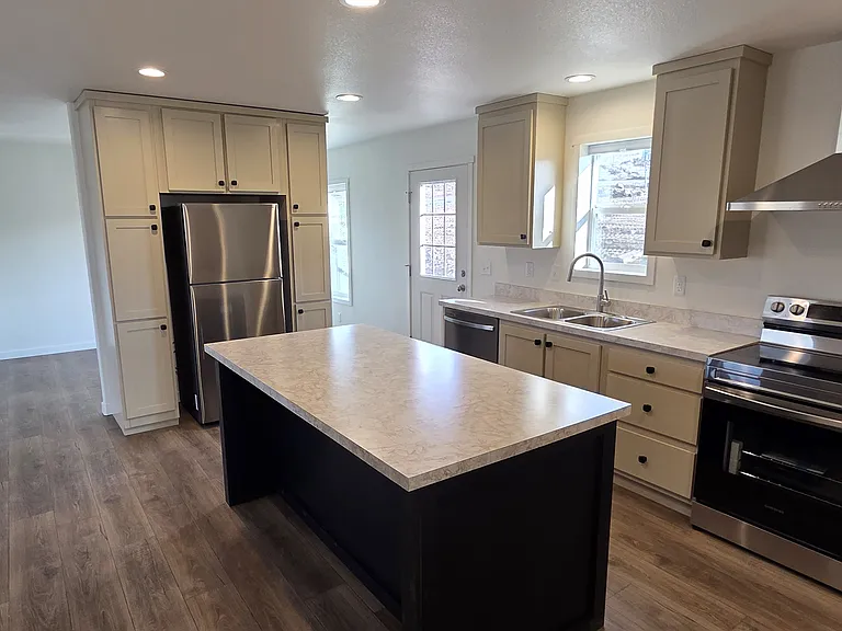684 N Clark Heights Rd — Photo 2