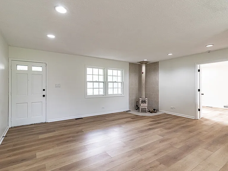 1075 Aspen Dr — Photo 3