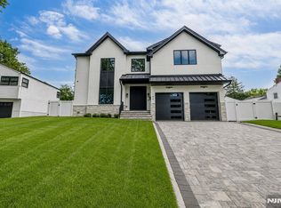 190 Denver Rd, Paramus, NJ 07652