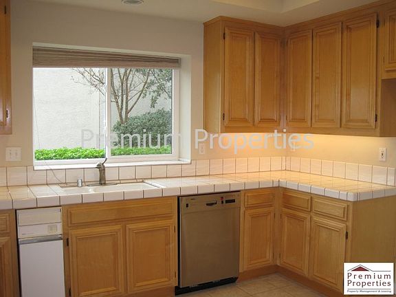 5th image of 585 Glasgow Cir