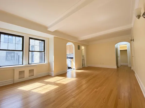 95 Christopher Street image 1 of 10