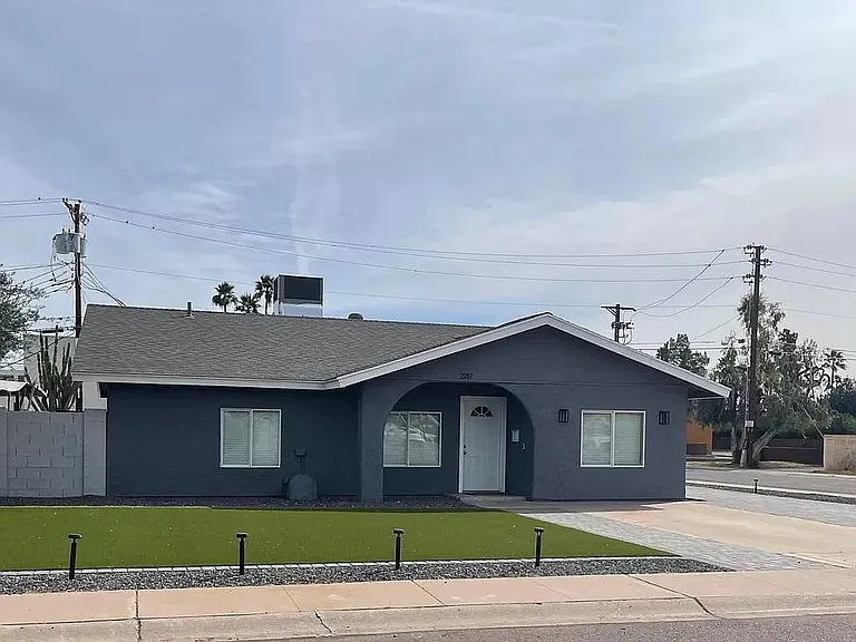 2217 N Sunset Dr — Photo 1