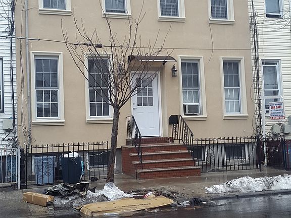 5th image of 210 Highland Pl APT 2R