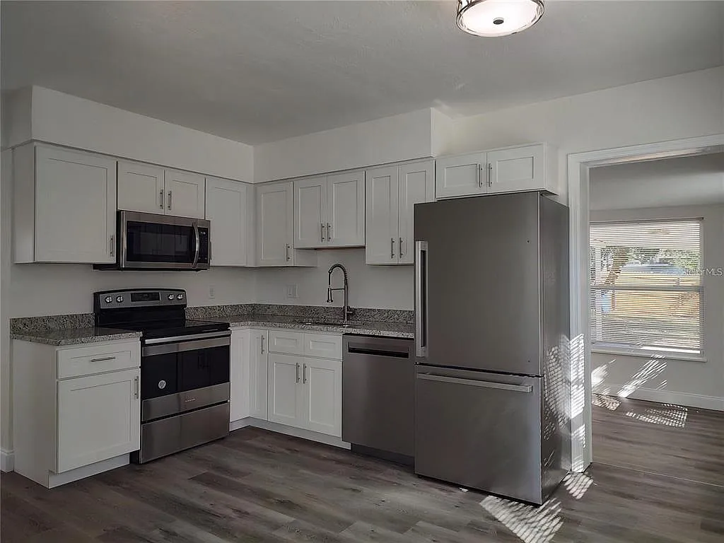 2 bed, 1.0 bath, 939 sqft, $2,300 — Photo 3