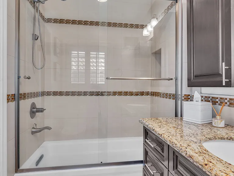 326 N Doheny Dr — Photo 30