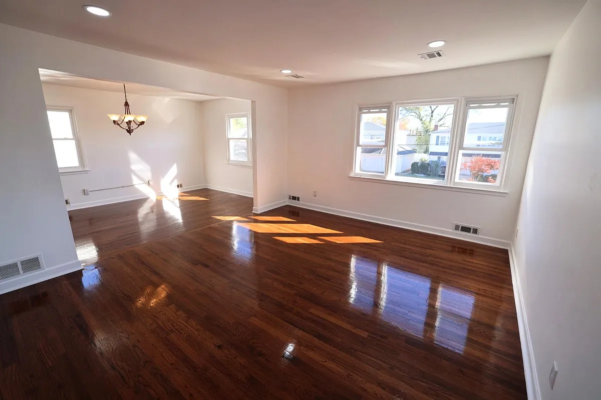 Spacious living room - 710 Arnold Pl #2