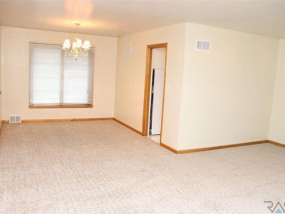 4th image of 1604 S Park Ave