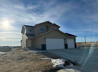 660 Hilltop Pl, Mills, WY 82604