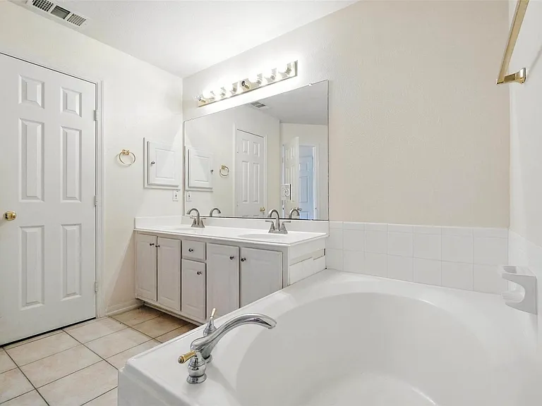 10222 Thornmont Ln — Photo 19