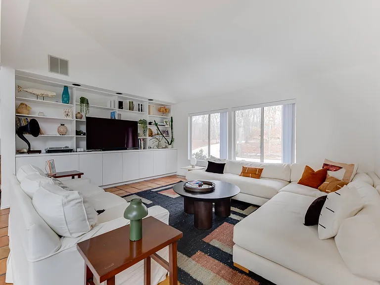 155 Middle Hwy — Photo 8