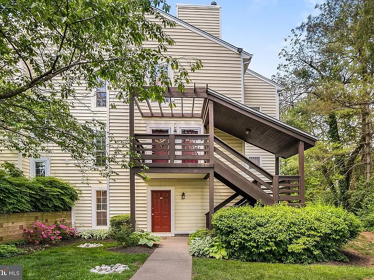 9937 Oakton Terrace Rd — Photo 1
