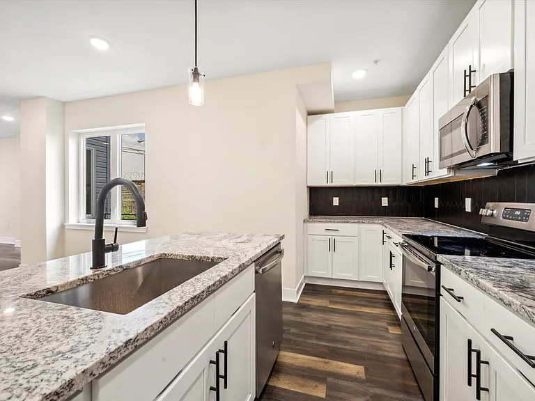 1804 W Berks St — Photo 38