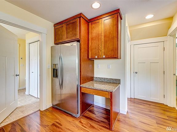 3rd image of 2033 Soundview Dr NE