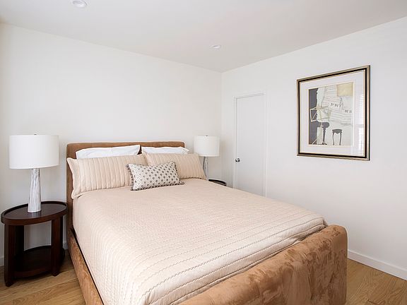 5th image of 150 W 51st St APT 1133