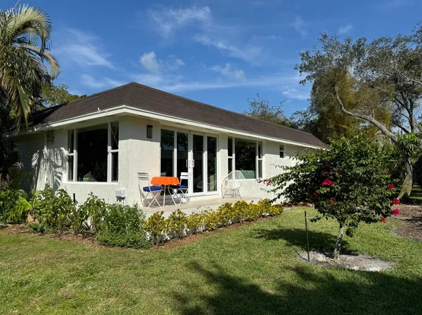215 Lanchester Ct, Naples, FL 34112