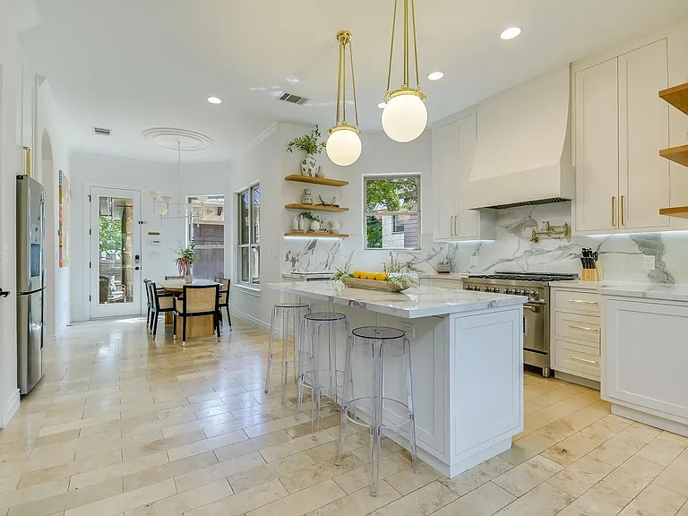 809 Kinney Ave — Photo 6