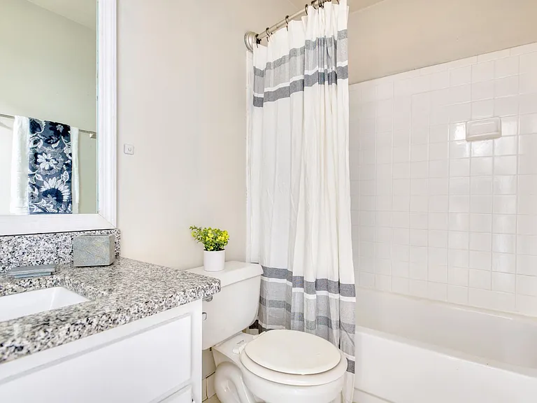 2304 SW 35th Pl — Photo 19