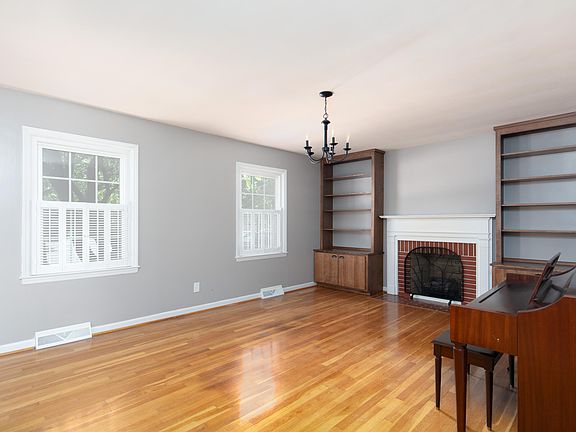 4th image of 109 Vanderbilt Dr