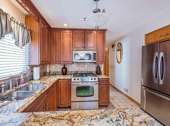 4th image of 6902 W Montrose Ave