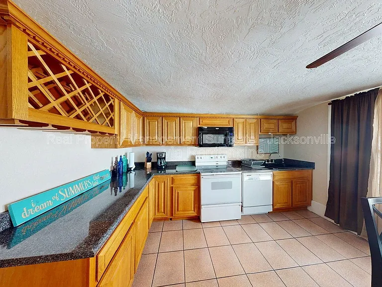 229 W 10th St — Photo 8