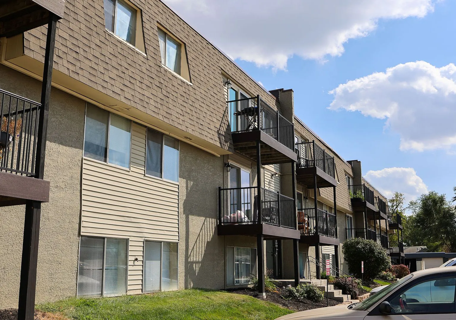 Cottonwood Apartments — Photo 1