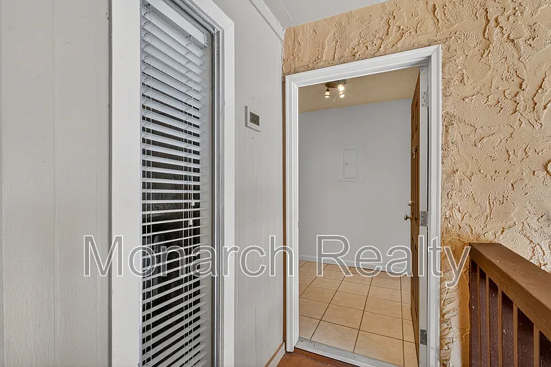 3 bed, 2.0 bath, 1278 sqft, $1,425 — Photo 2