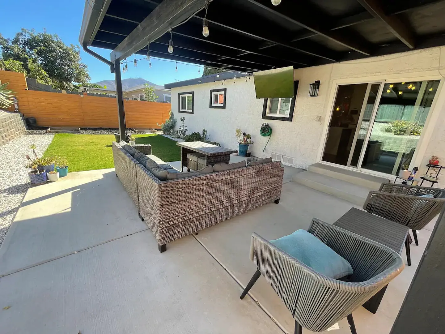 Super cozy & charming home 15 mins from downtown. — Photo 1