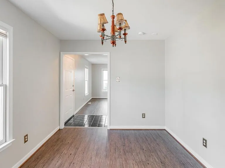 8915 Castle Point Dr — Photo 5