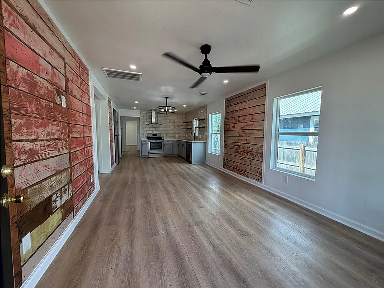 1209 Pine St — Photo 1