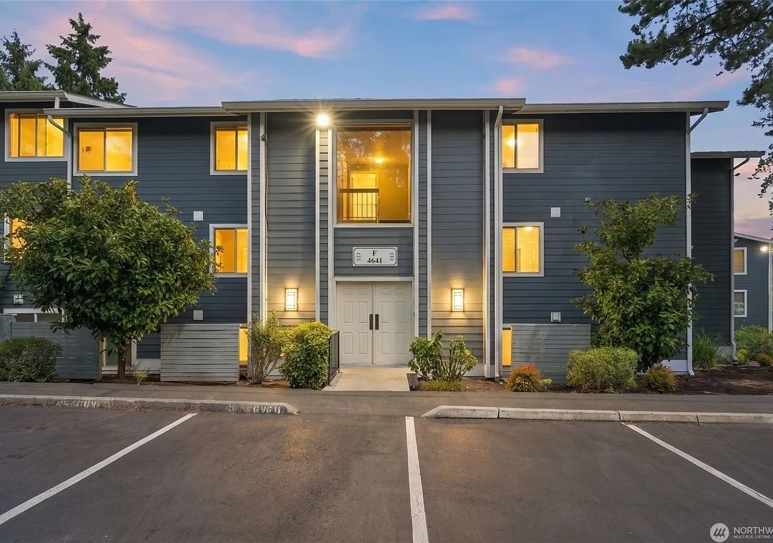 Move-In Ready Top-Floor 2 Bedroom Condo Available NOW! — Photo 1