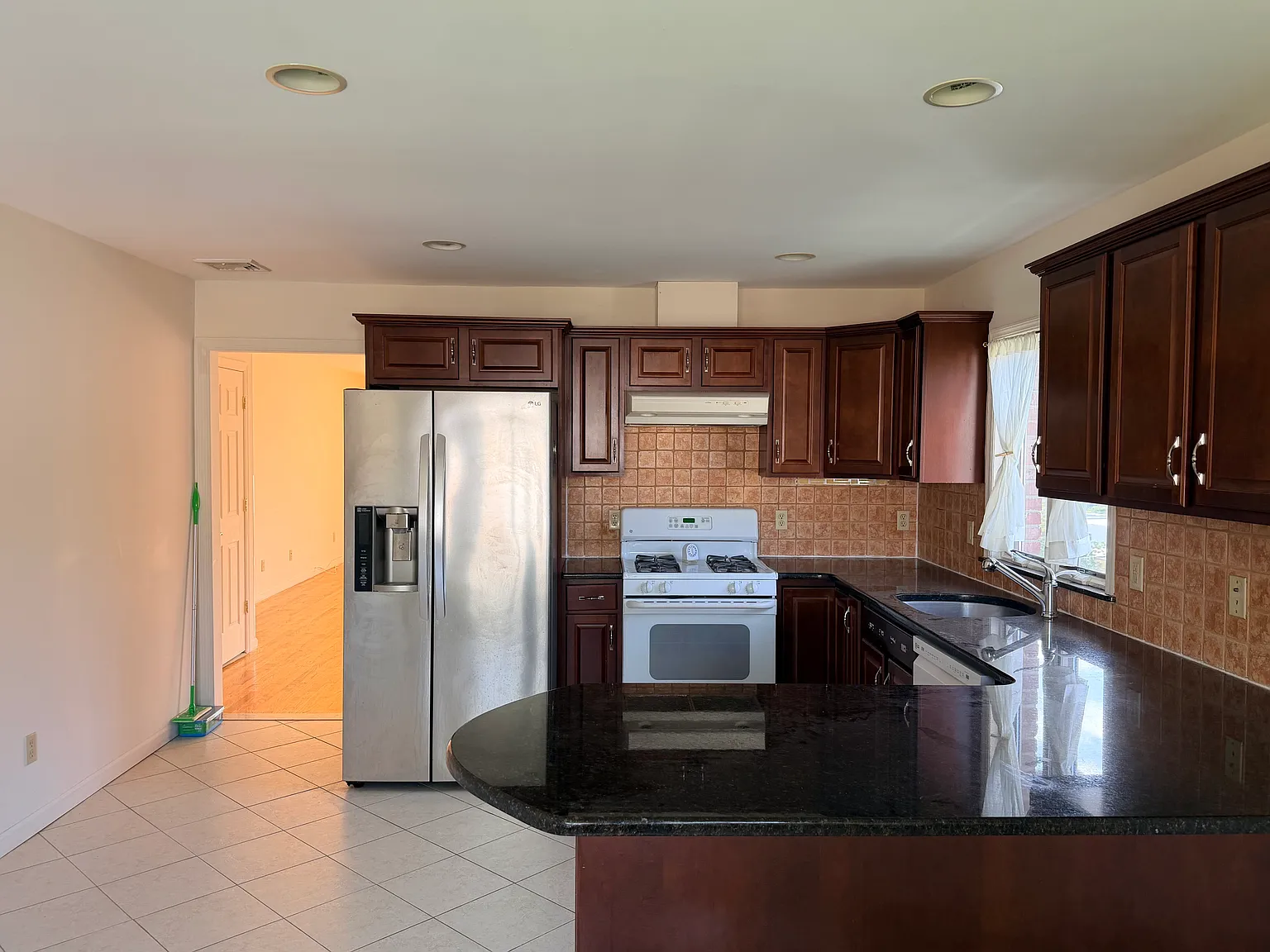 3 bed, 1800 sqft, $3,300 — Photo 4