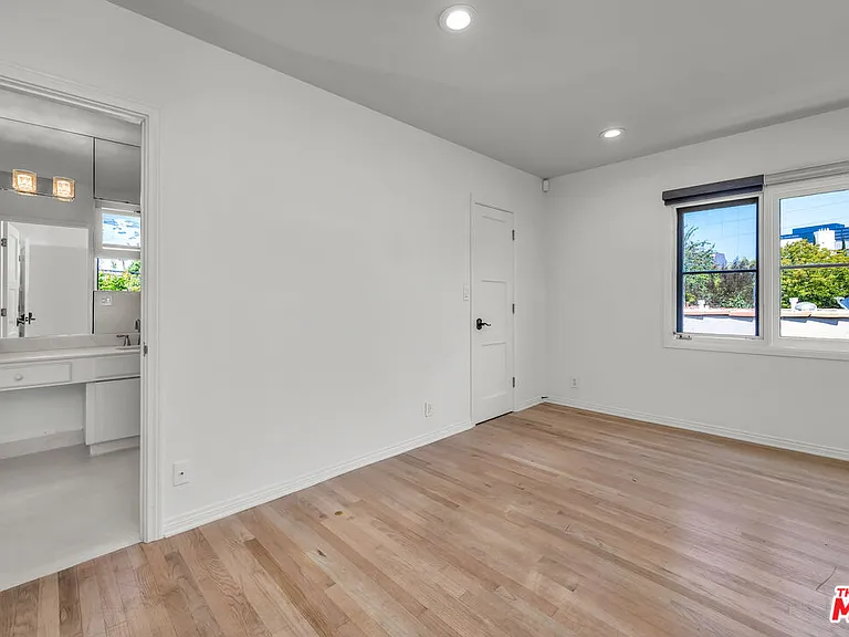 1521 Midvale Ave — Photo 22