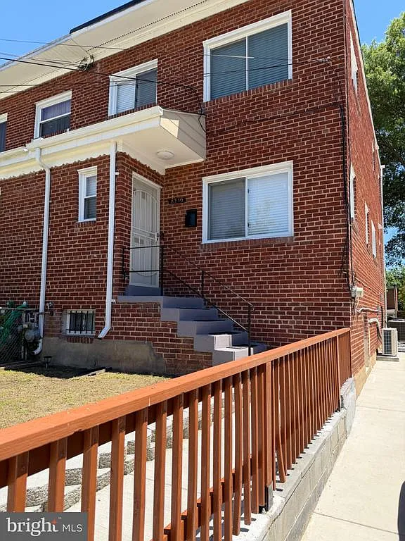 4 bed, 2.5 bath, 1252 sqft, $4,000 — Photo 1