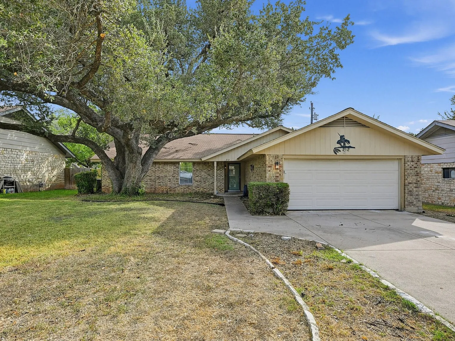 4 bed, 2.0 bath, 1687 sqft, $2,100 — Photo 2