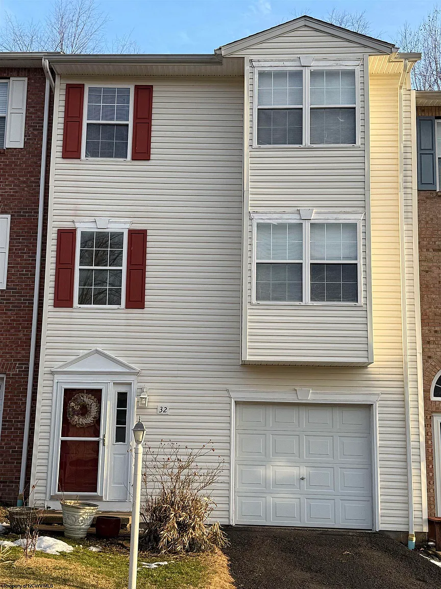 32 Fairway Dr photo 1