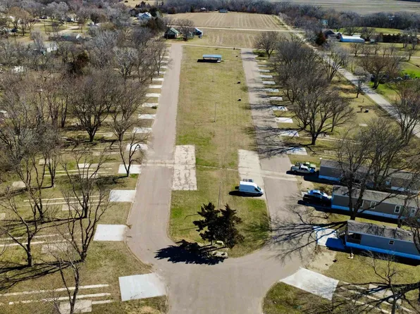 210 12th St, Clay Center, KS 67432