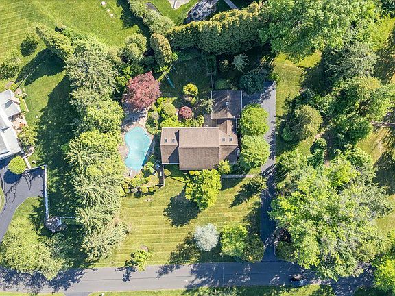 5th image of 73 Shady Grove Cir