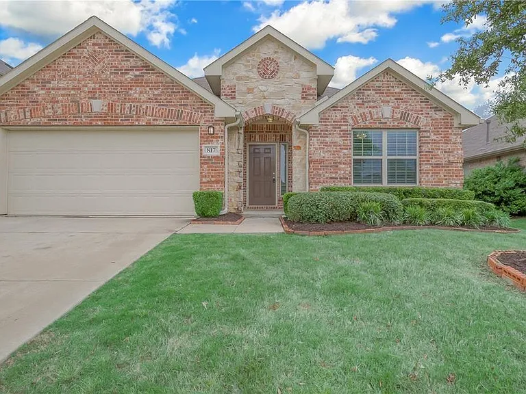 817 Silvermoon Dr — Photo 1